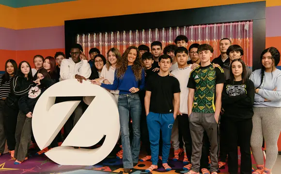 grupo de adolescentes en un encuentro patrocinado por Zurich