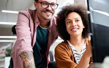 chico y chica trabajando en una oficina