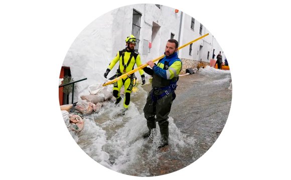 dos personas ayudando en una calle inundada