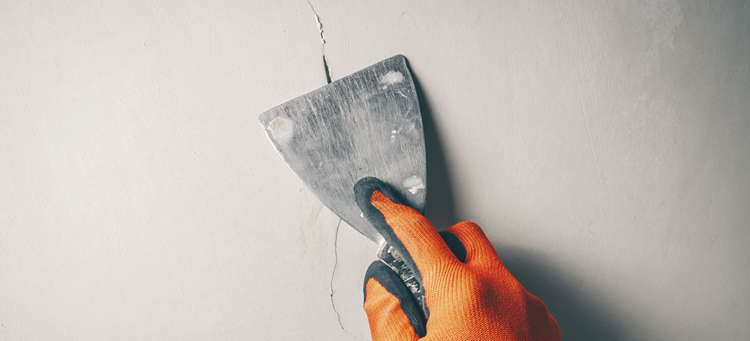 Cómo reparar fisuras y grietas en techos y paredes