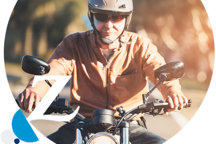 primer plano del cuerpo de un hombre en una moto custom
