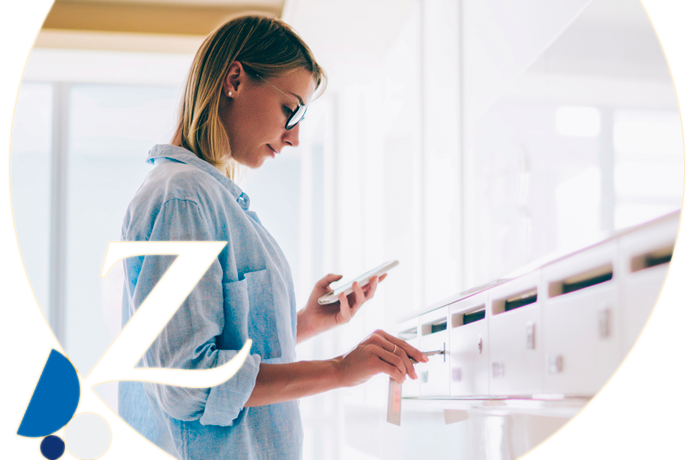 chica abriendo el buzón en la portería de casa