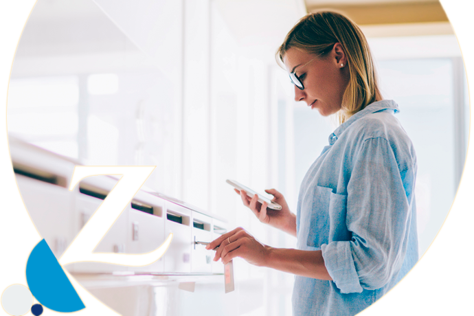 chica abriendo el buzón en la portería de casa