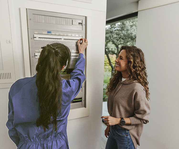 profesional mostrando fusibles a una mujer
