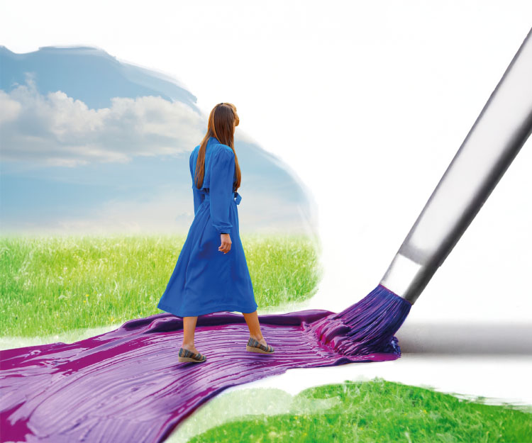 mujer andando sobre un camino que está pintando un pincel