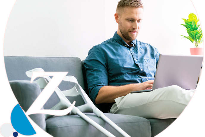 persona con muletas sentada en el sofá