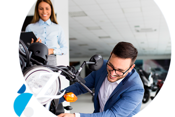 chico comprando una moto