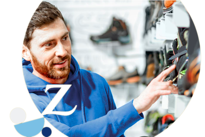 chico eligiendo zapatillas