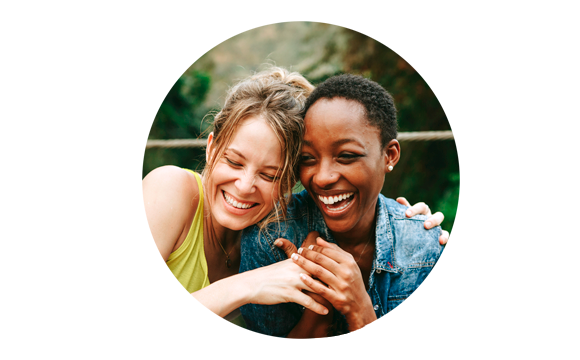 dos chicas sonriendo