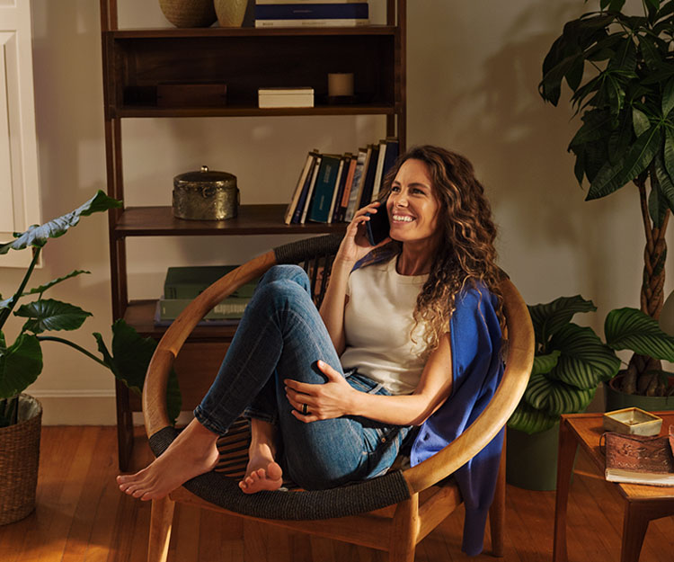 chica sonriente hablando por teléfono