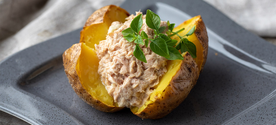 Receta de patatas rellenas de atún, beicon y queso