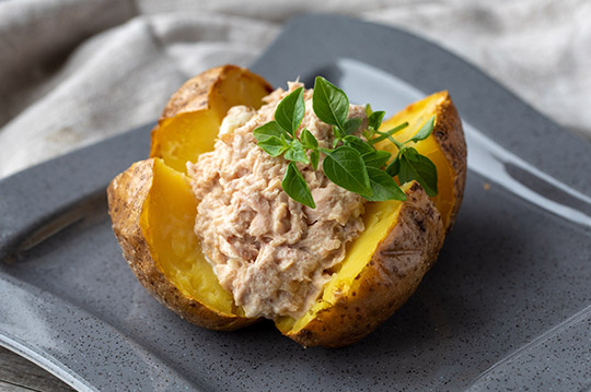 Receta de patatas rellenas de atún, beicon y queso