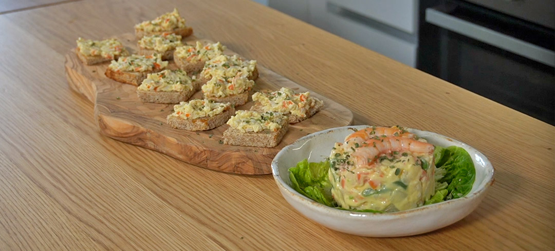 Ensaladilla de langostinos y canapés saludables