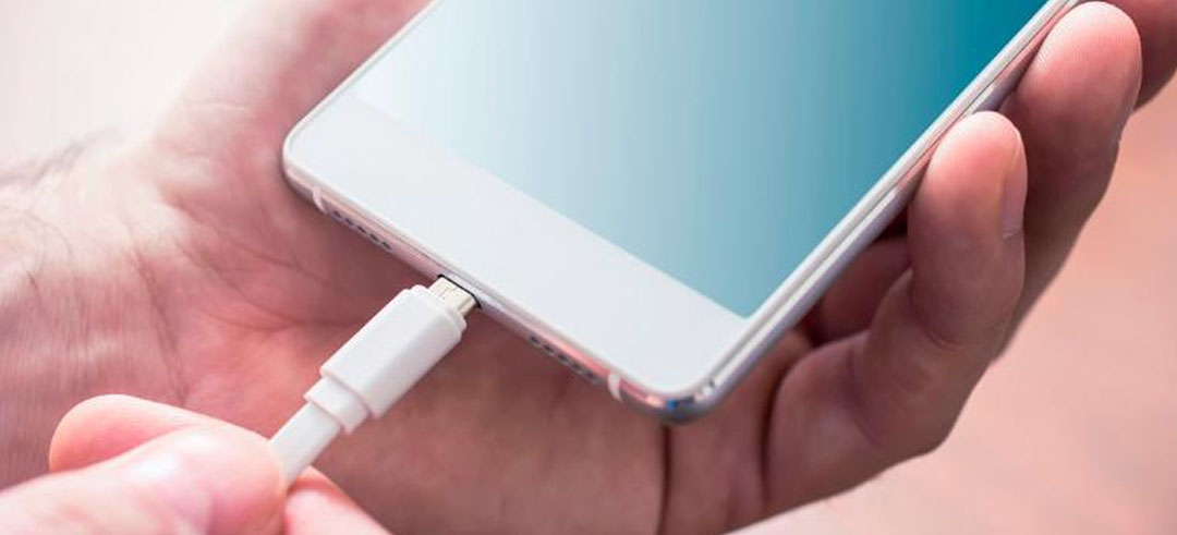 smartphone con cable de carga enchufado