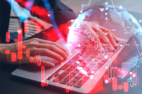 Manos tecleando en el ordenador portátil