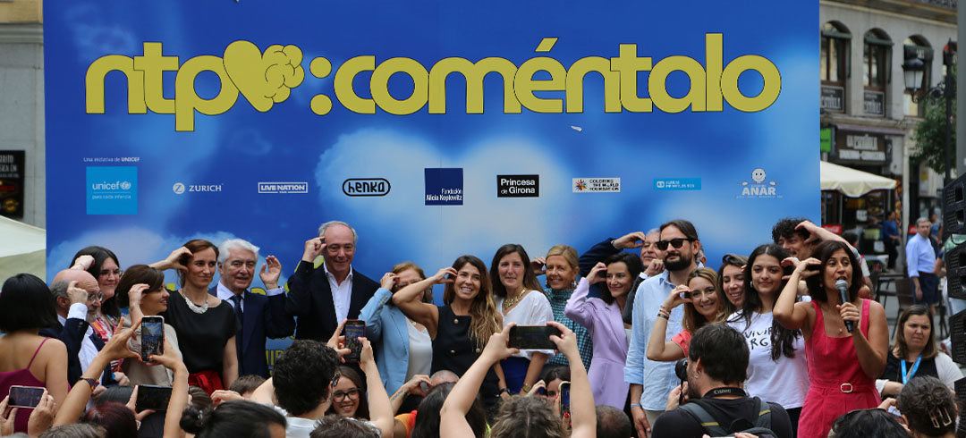grupo de personas con un cartel azul de fondo con el titular en amarillo: ntp: coméntalo