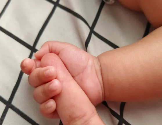 Cómo adoptar en España a un niño o niña: tipos, requisitos, plazos y derechos 