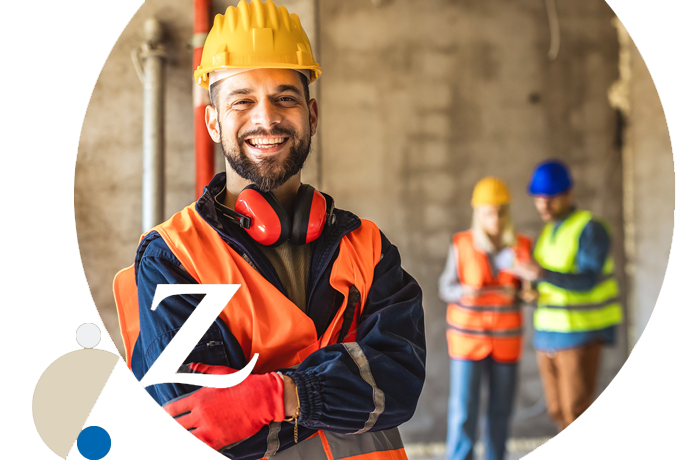 persona sonriente con equipación de protección en una obra