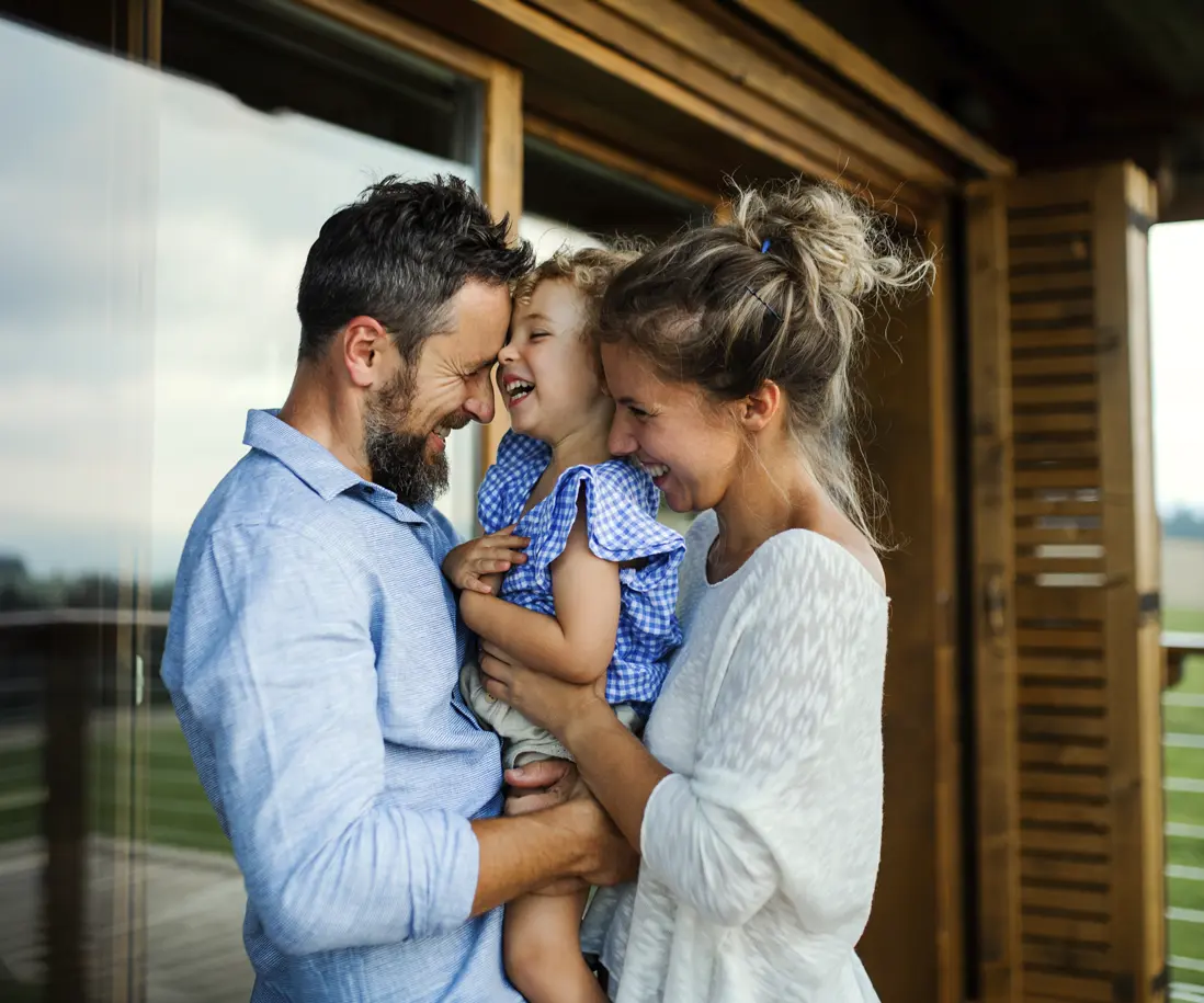 pareja con una niña pequeña riendo