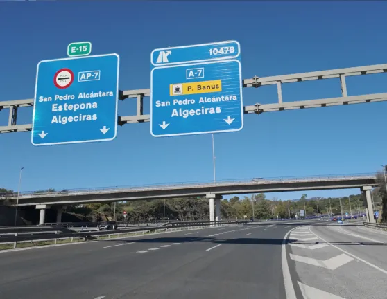 Señales de autovía y autopista en una carretera
