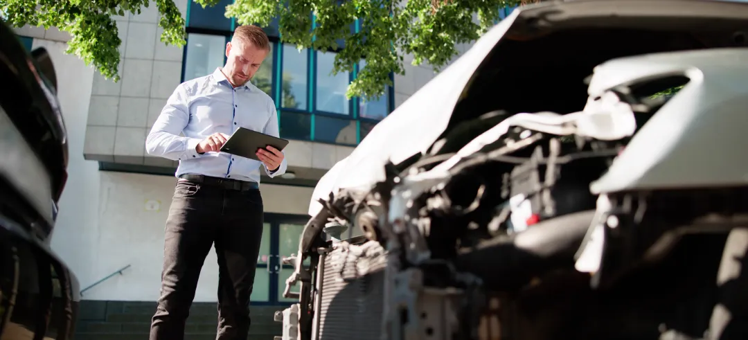 Hombre contactando con su aseguradora tras un choque con el coche