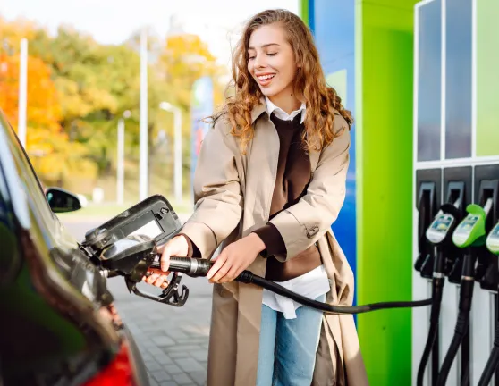 Mujer repostando gasolina low cost