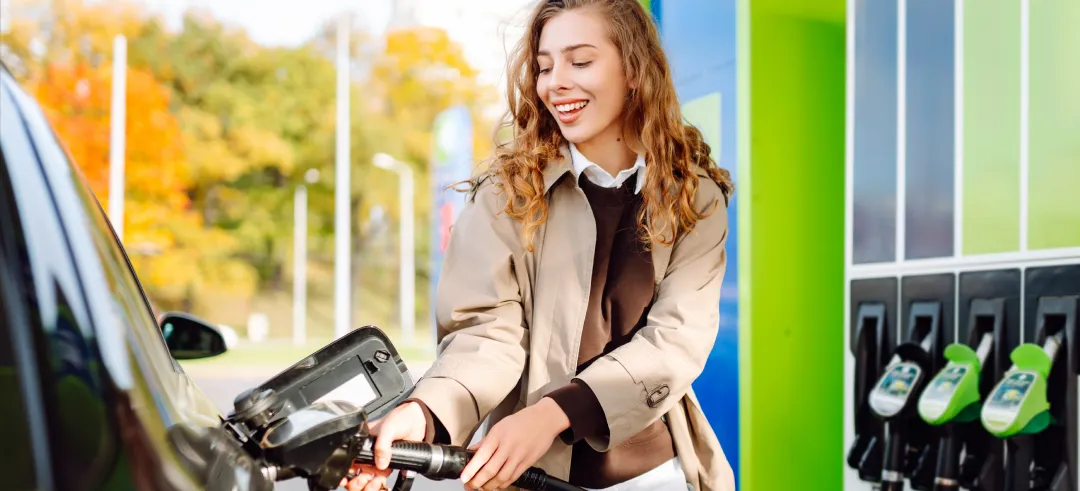 Mujer repostando gasolina low cost