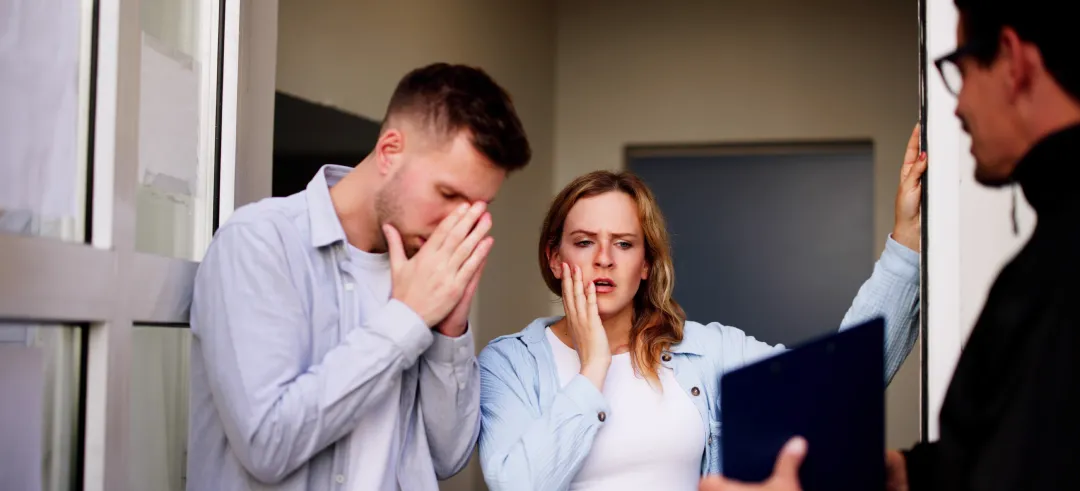 Pareja preocupada por la ocupación de su vivienda