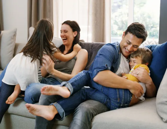 Familia jugando en casa con dos hijos