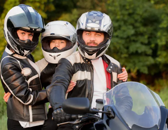 Familia con casco de moto