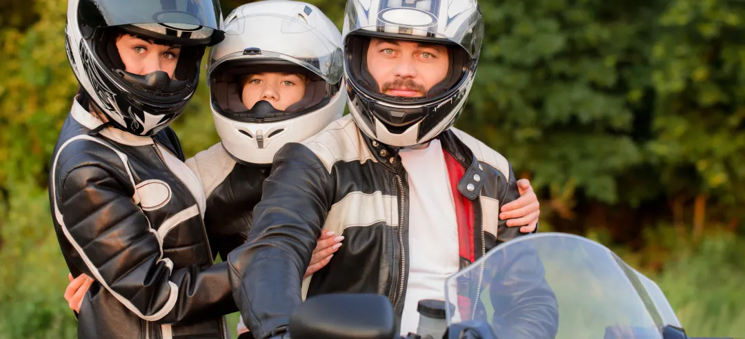 Familia con casco de moto