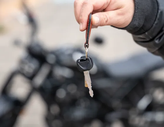 Persona enseñando las llaves de una motocicleta