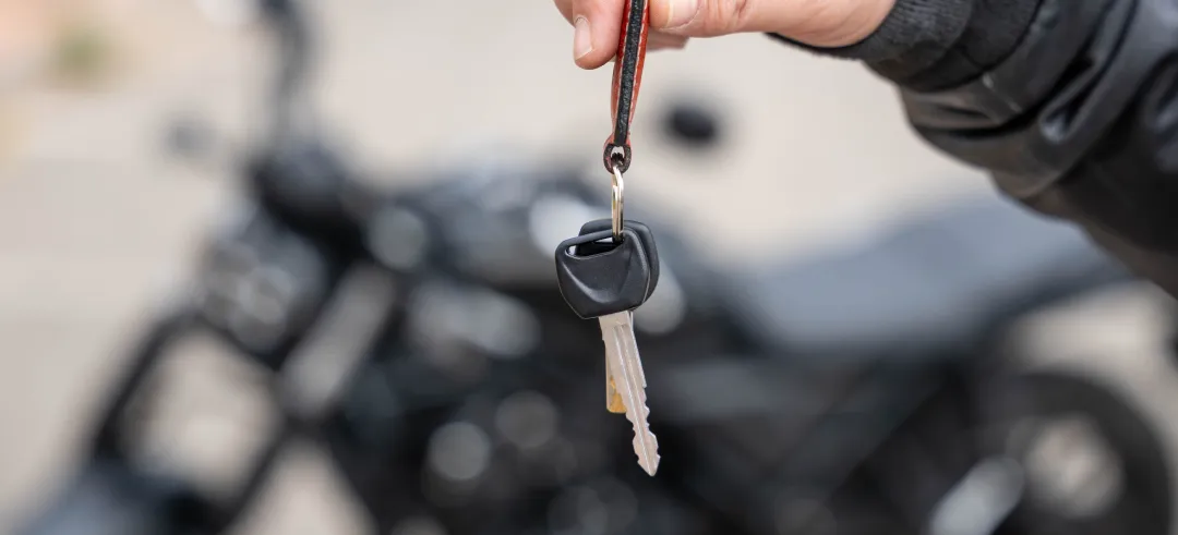 Persona enseñando las llaves de una motocicleta