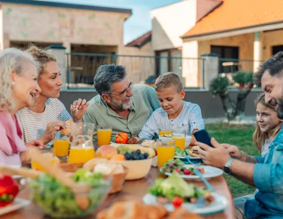 familia comiendo al aire libre