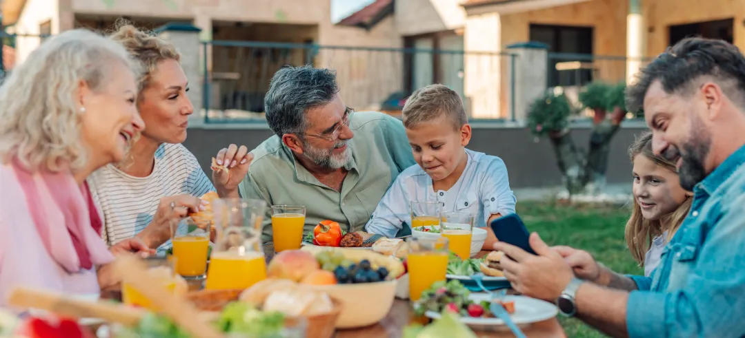 familia comiendo al aire libre