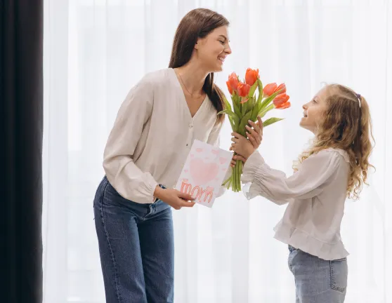 Hija regalando flores a su madre