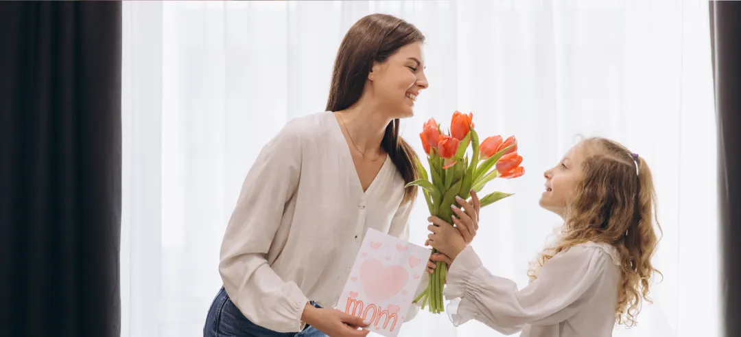 Hija regalando flores a su madre