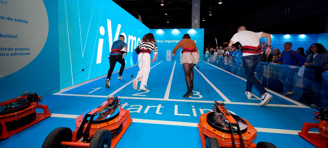 Personas jugando en el stand de Zurich Seguros