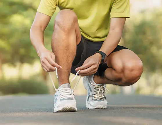 corredor abrochándose las deportivas