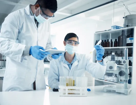 Trabajadores en un laboratorio