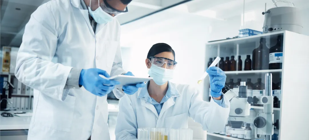 Trabajadores en un laboratorio