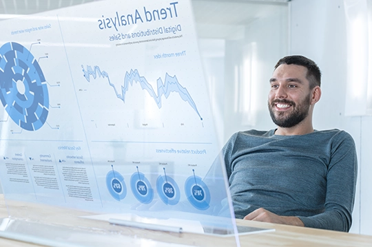 Hombre analizando pantalla con datos