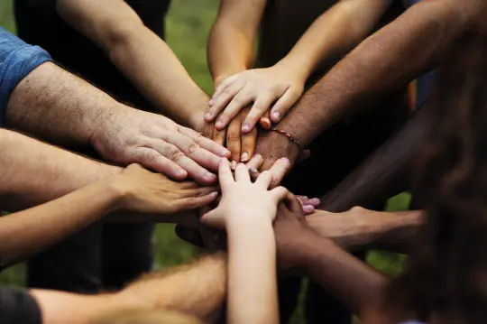 Manos de varias razas unidas
