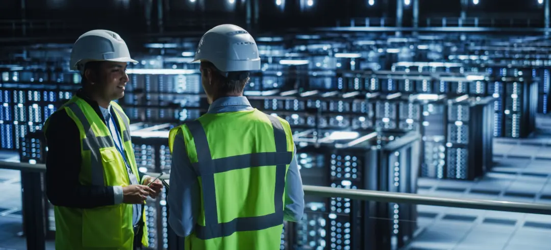 Dos operarios en un centro de datos