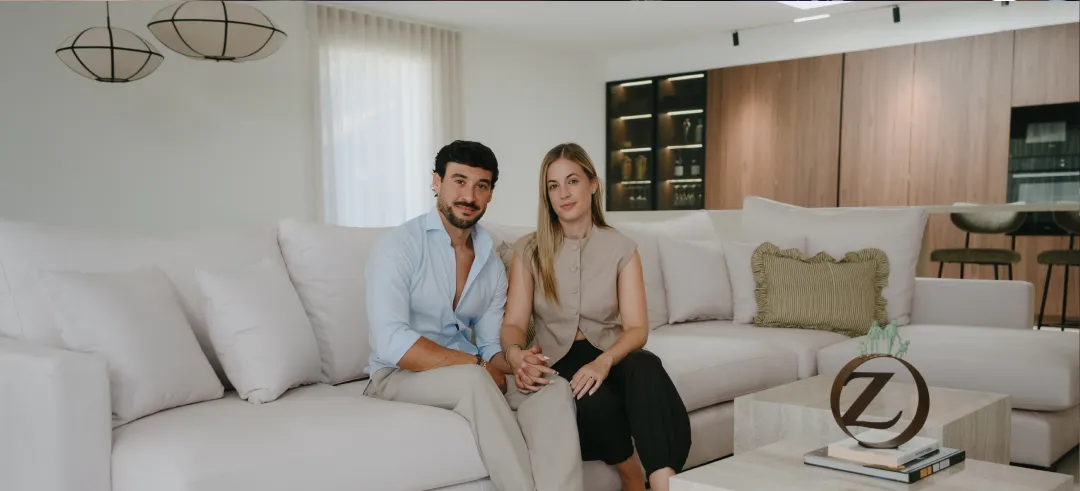 Solange y Antonio sentados en el sofá de su casa