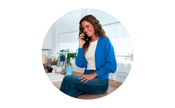 chica hablando por teléfono en la cocina