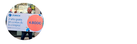 ganador del sorteo sosteniendo un cheque