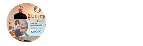 ganador del sorteo sosteniendo un cheque