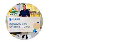 ganador del sorteo sosteniendo un cheque