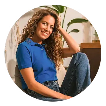chica sonriente mirando a la cámara